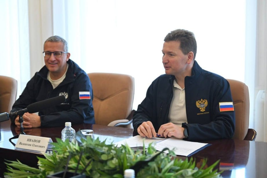 Губернатор Дмитрий Демешин обсудил развитие транспортной отрасли региона с первым заместителем Министра транспорта РФ Валентином Ивановым Глава региона поблагодарил Валентина Иванова и руководителя Росгранстроя Геннадия Беззлобенко за содействие в ускорении сроков сдачи международного терминала аэропорта Хабаровск Новый . Проект важен для развития транспортной инфраструктуры края и жителей региона. Первый заместитель Министра транспорта РФ рассказал, что степень готовности объекта полная, пройдена аттестация, идет оформление документов. Начало работы терминала запланировано на июнь. Международный терминал войдет в единый аэровокзальный комплекс и будет интегрирован с действующим зданием пассажирского терминала внутренних авиалиний аэропорта Хабаровск. Ежегодно он будет обслуживать до 1 млн пассажиров. Стороны также обсудили обновление общественного транспорта в регионе, строительство пункта пропуска на острове Большой Уссурийский и другие проекты транспортной отрасли Хабаровского края.