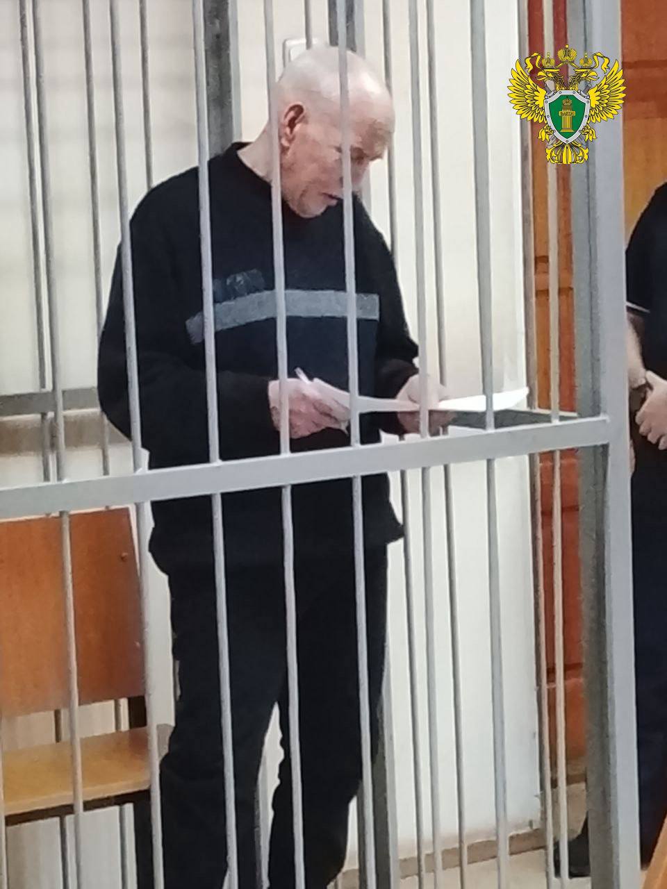 Приговор по делу об убийстве девочке совершенном 18 лет назад вынесен в Нижнем Тагиле Сергей Березович отбывающий наказание за другие преступления решил рассказать что произошло с ребенком В 2007 году он встретил знакомую 11 летнюю девочку и уехал с ней в безлюдное место Когда ребенок попытался выйти из салона мужчина схватил его за шею двумя руками и задушил Труп перевез в лесополосу положил на лист железа и сжигал Останки трупа девочки осужденный привез к себе домой и дожигал в банной печи еще около 4 5 часов На утро следующего дня мужчина собрал в ведро прах убитой и вывез его развеяв возле реки Приговор суда 20 лет лишения свободы с отбыванием в колонии строгого режима Прокуратура Свердловской области
