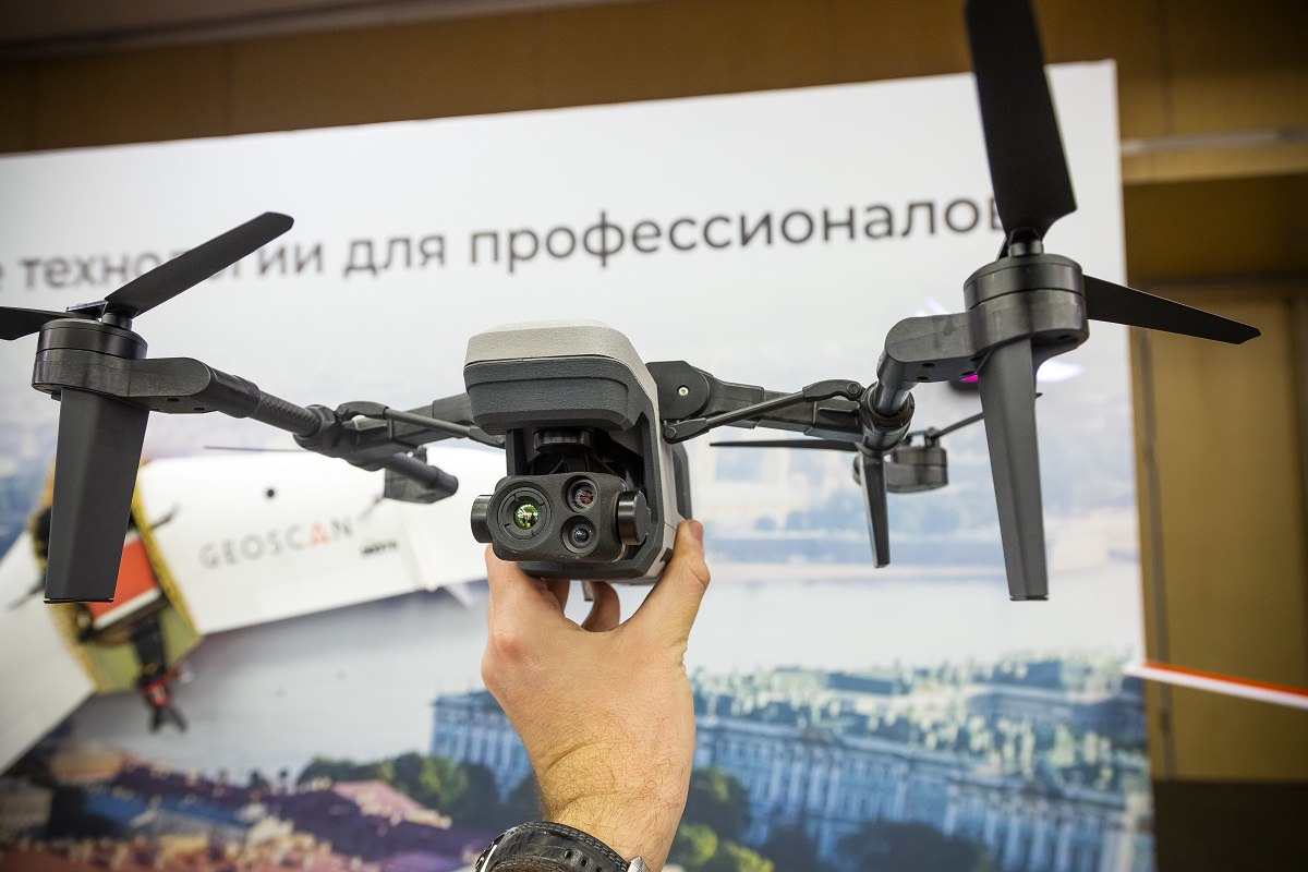 Гражданский госзаказ  ГГЗ  на беспилотники второй год подряд не получит ожидаемого в отрасли финансирования на услуги. Из-за этого техника простаивает, так как у заказчиков нет денег на полёты, обучение специалистов и сертификацию эксплуатантов. В Минпромторге планируют заложить бюджет на эти цели к 2026 году, но отмечают, что ГГЗ также сдерживают ограничения на полёты в регионах.   Ожидаемый в 2024 году объём рынка оказываемых БАС услуг составлял 6 млрд рублей, из которых 2,5 млрд должно было прийтись на ГГЗ, говорил на форуме HeliRussia 2025 Алексей Варятченко, гендиректор компании «БАС», в парке которой более 300 беспилотников. Но реально объём заключённых контрактов, по его словам, составил всего 2 млрд рублей, из которых 1,5 млрд пришлось на коммерческие контракты.   «Гражданский заказ у нас был реализован только в части поставки дронов, никакие услуги по ГГЗ масштабно заказаны не были, а из-за сложной экономической обстановки отменился ряд коммерческих контрактов», — отметил топ-менеджер. Другим сдерживающим фактором в ООО «БАС» считают высокую цену и низкое качество отечественных дронов по сравнению с зарубежными аналогами.  В ООО «БАС», по словам Варятченко, совместно с ГТЛК  базовый поставщик по ГГЗ  и Минпромторгом работают над созданием сотни сценариев применения дронов для ГГЗ. В основу таких сценариев будут заложены и стоимость, и условия работ  сельское и лесное хозяйство, строительство, мониторинг в нефтегазовой отрасли и т. д. . Без их внедрения, по прогнозам компании, рынок в 2025 году составит те же 2,1 млрд рублей, а к 2030 году вырастет лишь до 3,8 млрд — почти вдвое ниже прогноза на 2024 год.   #БАС #беспилотники