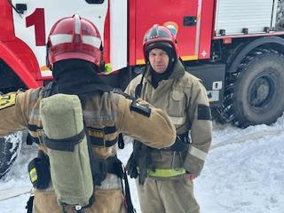 О проведении пожарно-тактических учений в Нерюнгринском районе  В «Южно-Якутском техническом колледже» города Нерюнгри прошли пожарно-тактические учения. Целью таких мероприятий является: отработка приёмов и навыков тушения пожара в образовательных учреждениях.  В учениях принял участие личный состав ПЧ-7 по охране п. Пионерный ОГПС РС Я  по МО «Нерюнгринский район».  В ходе учений Нерюнгринского пожарно-спасательного гарнизона, имитирующих пожар, к месту условного вызова были направлены силы и средства по Вызову № 2 ранга пожаров. 35 человек, находившихся в здании, самостоятельно эвакуировались.  В учениях участвовали 4 отделения, 5 единиц техники и 20 человек, в том числе 1 единица основной техники и 3 человека личного состава от Государственной противопожарной службы. Также были задействованы руководители подразделений гарнизона.