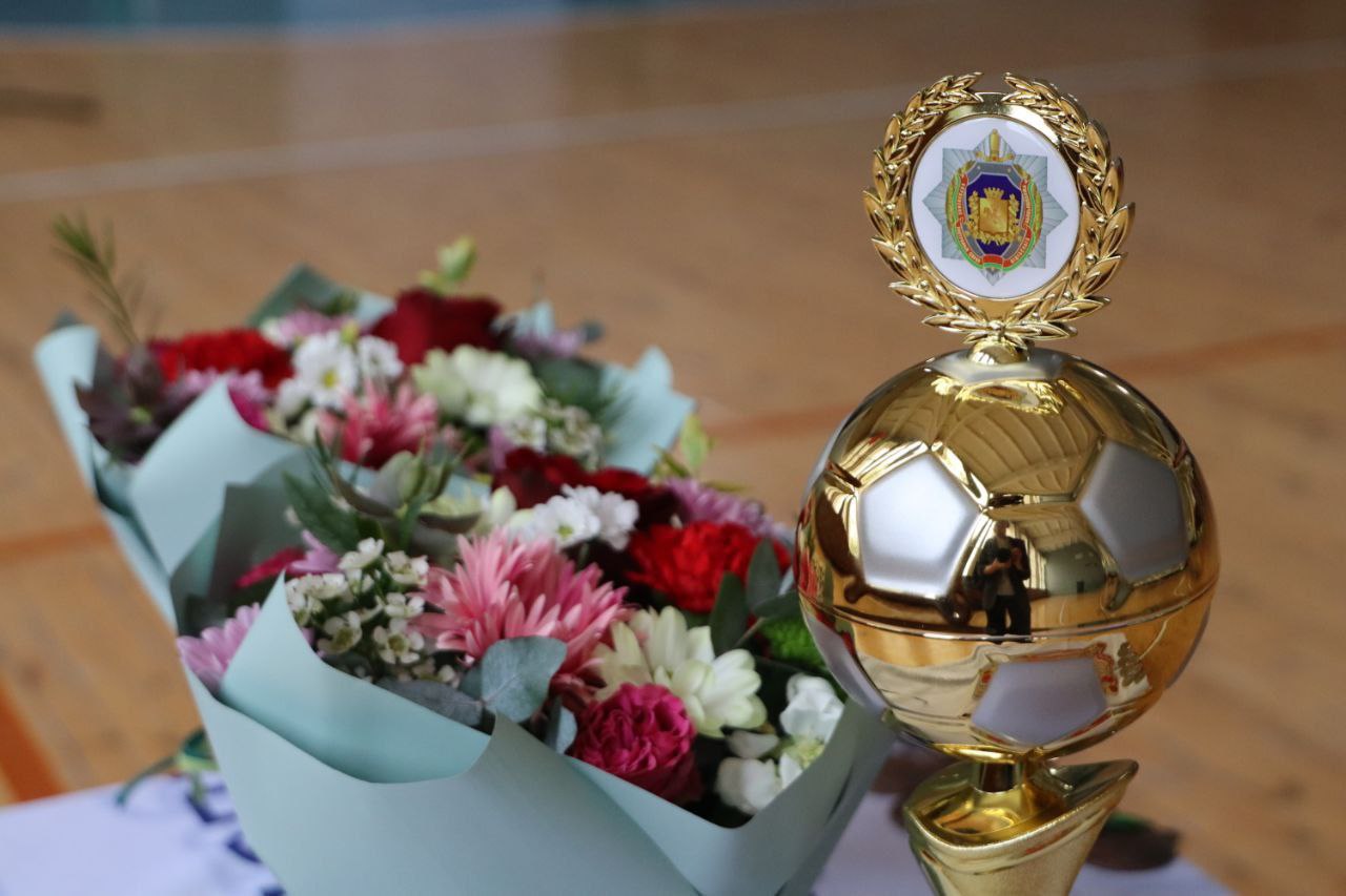 #чемпионат_увд #мини_футбол В Витебске стартовали традиционные соревнования УВД по мини-футболу На базе Первомайского отдела Департамента охраны стартовало первенство по мини-футболу среди подразделений милиции северного региона. Открыл чемпионат заместитель начальника УВД Витебского облисполкома Сергей Завадский. Он отметил, что подобного рода турниры сплачивают коллективы, а также дают проявить себя не только в служебной деятельности. Полковник милиции пожелал всем командам чистой игры, а также красивых голов. Торжественную церемонию открытия украсили музыкальные номера в исполнении сотрудников милиции. Сегодня состоялись состязания в группах, а завтра - финальные игры. Следите за нашими новостями!