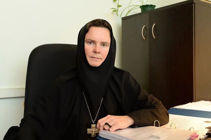 Представитель Русской Православной Церкви предложила изменить текст Конституции для запрета абортов В ходе Петербуржского международного юридического форума руководитель правового управления Московской патриархии игумения Ксения призвала подумать над изменением основного закона страны. Она выступила с предложением правильно истолковать слово «жизнь» в тексте нового толкового словаря государственного языка РФ. В нем она определяется как период бытия с момента начала существования т.е. зачатия , а не рождения, как это толкует Конституция. «Здесь встает вопрос, что нужно менять, Конституцию или наш словарь», - отметила игумения Ксения Напомним, что список русских духовно-нравственных ценностей был определен президентом Путиным в 2022 году. К ним относятся: жизнь, права и свободы человека, патриотизм, приоритет духовного над материальным, и тд. Однако, в самом тексте указа не даны четкие определения этих понятий, в связи с чем зачастую возникают дискуссии и попытки их интерпретаций. 30 апреля Мишустин утвердил список словарей, фиксирующих нормы современного русского языка. В этот перечень вошел и толковый словарь государственного языка РФ. Царьград.ТВ — Не боимся говорить правду Подпишись