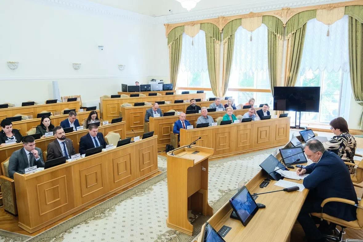 Астраханская область запускает ИИ помощника для участников СВО и их семей Вице губернатор Павел Паутов представил на межведомственном совете проект внедрения ИИ агента разработанного компанией Сбер Бизнес Софт Новая система обеспечит участников спецоперации и их близких удалённым доступом ко всей актуальной информации о предоставляемых льготах на уровне федерации региона и муниципалитета Проект реализуется по инициативе губернатора Игоря Бабушкина и поддерживается Сбербанком Уже разработаны методические рекомендации по адаптации жилья для инвалидов участников СВО а комиссия усилена представителями фонда Защитники Отечества Также на встрече были затронуты вопросы трудоустройства и профессиональной подготовки ветеранов До конца года планируется создание новых рабочих мест специально для участников СВО с возможностью получения субсидии до 200 тысяч рублей