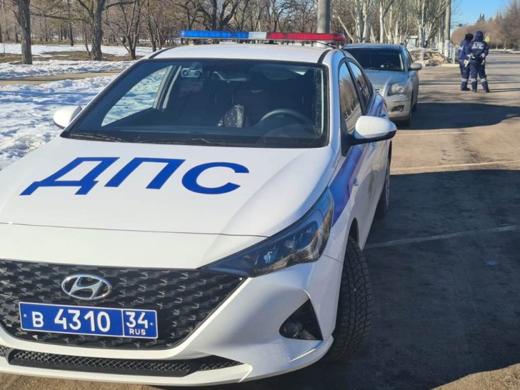 В Волгоградской области пьяный отец года посадил за руль авто 10 летнего сына Госавтоинспекторы задержали малолетнего водителя и его родителя на трассе Жирновск Вешенская На трассе вблизи поселка Большевик полицейские Еланского отдела ГАИ остановили для проверки автомобиль Skoda Rapid Как сообщили Волжский ру в пресс службе ГУ МВД по региону полицейским показалась подозрительной манера езды которая была слишком неуверенной Каково же было удивление когда за рулем иномарки правоохранители обнаружили 10 летнего ребенка Рядом на пассажирском сиденье сидел его пьяный отец Мужчина пояснил что семья была в гостях где он выпивал И чтобы самому не садиться пьяным за руль он передал управление сыну Ребенка немедленно отстранили от управления Машину изъяли и поместили на штрафстоянку Подробнее на Волжский ру   www volzsky ru index php wx 16 wx2 82590 ВолжскийРу волжский vlz