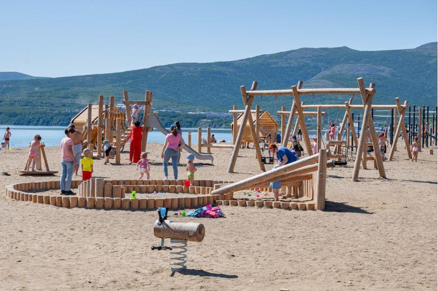 Новые зоны для игр и отдыха в Магадане В Магадане подведены итоги сезона благоустройства и мэр города Лариса Поликанова поделилась важными изменениями Летом были реализованы два крупных проекта во дворах на Набережной реки Магаданки где создали спортивную площадку с тренажерами и детскую зону с игровыми комплексами Для удобства жителей установлены скамейки урны и уличное освещение а игровые зоны оборудованы травмобезопасным покрытием Также значительные преобразования произошли на улице Кольцевой где появилась новая игровая площадка для детей и спортивная зона с баскетбольным полем и тренажерами В зоне отдыха Горняк на берегу моря установлены лавочки качели и спортивные комплексы что создает комфортные условия для отдыха горожан