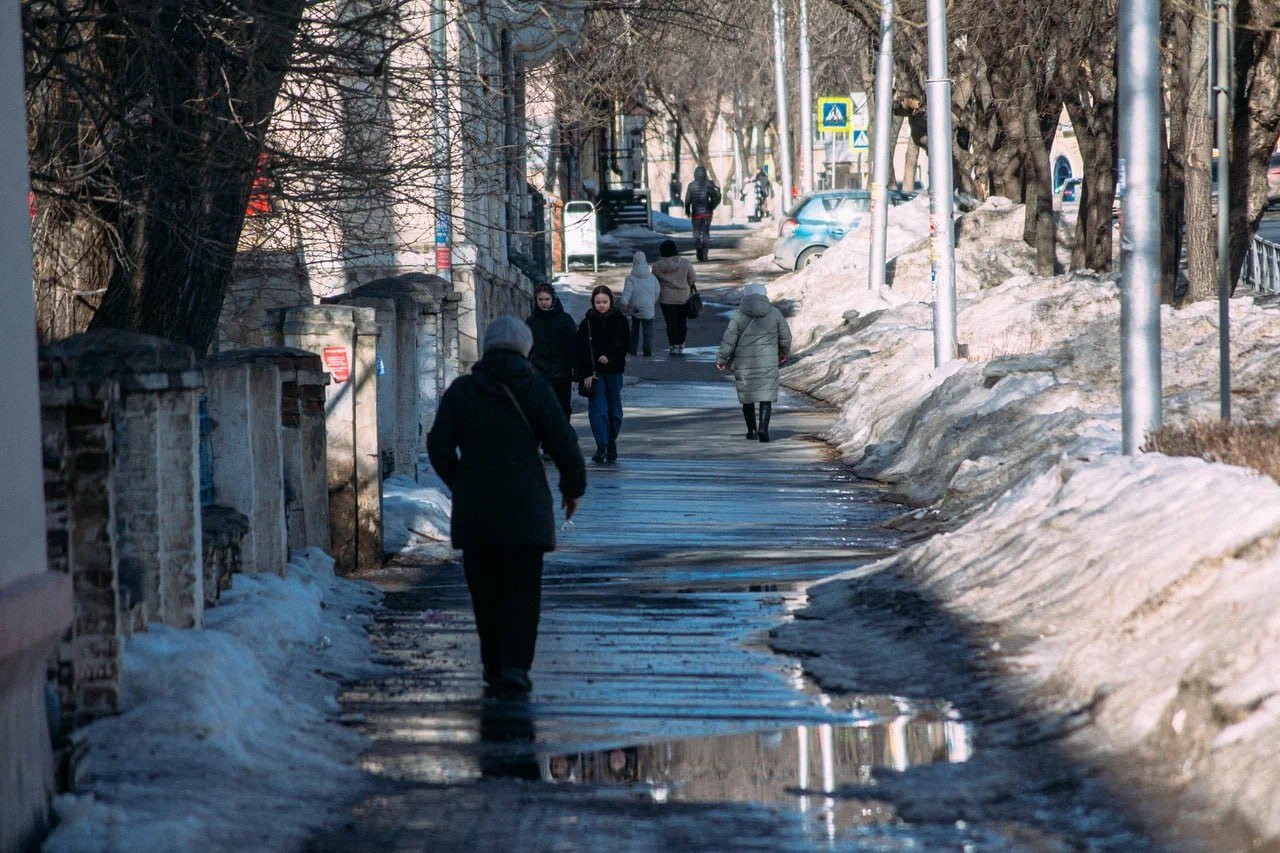 «Вероятны подтопления»: в Башкирию придет аномально теплая погода до +7°  Как сообщили синоптики Башгидрометцентра, в течение недели столбики термометров поднимутся на 3-9° выше нормы. В частности, ночью сохранится плюсовая температура — +2°, -3°, а днем воздух прогреется до +7°. Такая теплая погода и дожди спровоцируют таяние снега и подъем уровня рек. Синоптики предупреждают, что местами возможно подтопление талыми водами.  «Повышенный температурный режим и осадки в виде дождя будут способствовать более активному снеготаянию, сходу снега с наклонных поверхностей. Вероятны подтопления талыми водами пониженных участков населенных пунктов республики. На малых степных и горных реках возможны подъемы уровней воды  выход воды на лед », — уточнили в Башгидрометцентре.