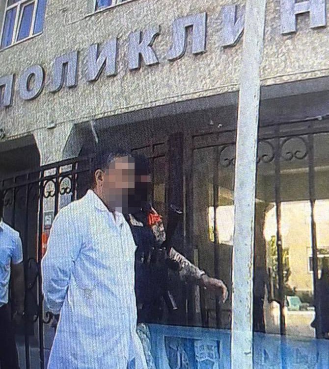 ‍ Врач Моздокской ЦРБ уличен во взятках за оформление инвалидности  Врач-хирург Моздокской центральной районной больницы подозревается в 10 эпизодах получения взяток за ускоренное оформление инвалидности, сообщает СУ СКР по Северной Осетии.  «В период с 2021 по 2024 год 56-летний мужчина получал от местных жителей взятки за внесение ложных сведений в медицинскую историю болезни и ускорение процесса оформления им группы инвалидности», – говорится в сообщении   В общем он получил от граждан более 222 тыс. рублей.  Фигуранту инкриминируется ч. 3 ст. 290 УК РФ  получение взятки .   Помимо этого, в отношении двоих местных жителей возбуждены уголовные дела по ч.3 ст.291 УК РФ  дача взятки .  Подписывайтесь на «КрыльяTV»