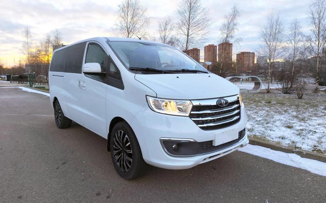 Sollers объявил о старте предзаказов на новый семиместный пассажирский минивэн SF1 Автомобиль доступен для заказа в дилерских центрах по цене от 2 250 000 руб сообщила пресс служба марки Пассажирскую модификацию минивэна SF1 анонсировали в конце 2025 года на презентации новинок Sollers Тогда в компании сообщали что автомобиль появится в продаже в начале 2026 года При этом коммерческая версия SF1 продается с апреля 2025 года Модель стоит от 1 990 000 руб Пассажирский фургон оснащается бензиновым турбомотором объемом 1 5 литра мощностью 136 л с который работает в паре с пятиступенчатой механической коробкой передач