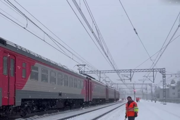 Девочка-подросток попала под «Ласточку» в Токсово  Как сообщили в Северо-Западной транспортной прокуратуре, организована проверка по факту травмирования несовершеннолетней на станции Токсово.   Происшествие произошло накануне. Под электропоезд "Ласточка" попала 15-летняя девочка. Пострадавшая госпитализирована.  "Машинист применил экстренное торможение, подавал сигналы, однако столкновения избежать не удалось",  - говорится в сообщении Северо-Западной транспортной прокуратуры.    архив