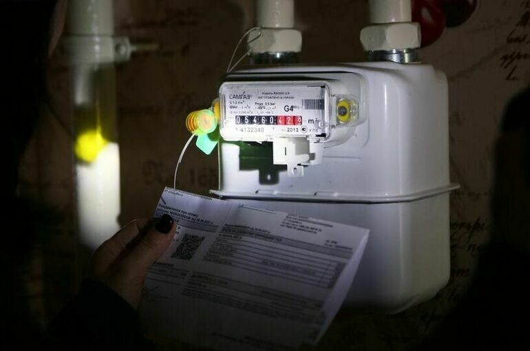 Поставщиков газа могут обязать ставить "умные" счётчики во все квартиры Такой законопроект подготовлен Комитетом Госдумы по энергетике. Согласно документу, квартиры россиян могут обязать оборудовать интеллектуальными системами учета газа — комплексными приборами, которые не только автоматически передают показания, но и сообщают об утечках и в целях безопасности могут перекрывать подачу топлива. "Умные" счётчики предлагают устанавливать в многоквартирных домах за счет поставщиков газа, которые от этого только выиграют, считают авторы новеллы. Для внедрения системы необходимо в течение десяти лет установить 25 миллионов умных счетчиков. На это потребуется около 540 миллиардов рублей, из которых больше половины покрывает экономический эффект от внедрения, а затраты в 250 миллиардов рублей потребуют тарифных решений, которые однако окажутся практически незаметными для конечных потребителей в составе так называемой сбытовой надбавки, полагают депутаты.