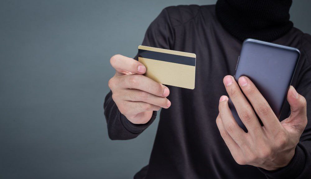 Дропперы начали работать по новой схеме Ранее мошенники покупали карты у дропов теперь они оставляют их владельцам Дроп сам переводит средства куда скажут а ему разрешают оставить себе комиссию в 1 2 от оборота сообщает РИА Новости Молодых людей убеждают что они участвуют в сделках с криптовалютами и худшее что им грозит небольшой штраф и блокировка счета АОТВ