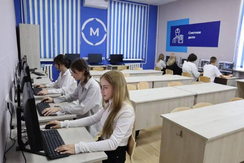 ‍  В ставропольских техникумах увеличили число бюджетных мест на 3 тысячи  На Ставрополье созданы дополнительные возможности для получения среднего профессионального образования. В этом году количество бюджетных мест в колледжах и техникумах увеличено на 3 тысячи — теперь их почти 14 тысяч.  Как сообщил губернатор Владимир Владимиров в своём телеграм-канале, новые места распределены по специальностям, наиболее актуальным для экономики края: информационные технологии, сельское хозяйство, строительство, сфера обслуживания и туризм, здравоохранение, педагогика.  Расширение системы СПО позволит обеспечить предприятия и учреждения квалифицированными специалистами. Работа в этом направлении будет продолжена с учетом текущих потребностей рынка труда. Абитуриенты могут подать документы для поступления до 15 августа.