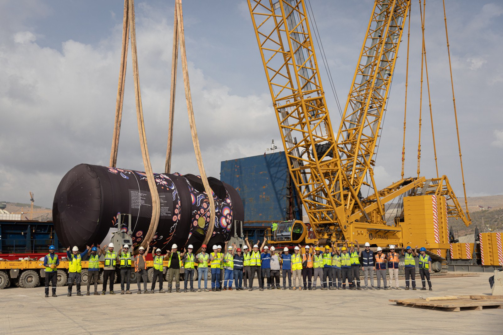 Росатом доставил четвертый корпус реактора ВВЭР 1200 на площадку сооружения АЭС Аккую Корпус реактора это ключевой элемент атомного энергоблока в котором во время эксплуатации станции будет происходить управляемая цепная реакция Реактор ещё называют сердцем атомной электростанции На сегодняшний день это оборудование уже установлено на первом втором и третьем энергоблоках Прибытие корпуса для четвертого блока означает что мы завершили поставку реакторов для всех четырёх блоков АЭС Аккую прокомментировал генеральный директор АО Аккую Нуклеар Сергей Буцких