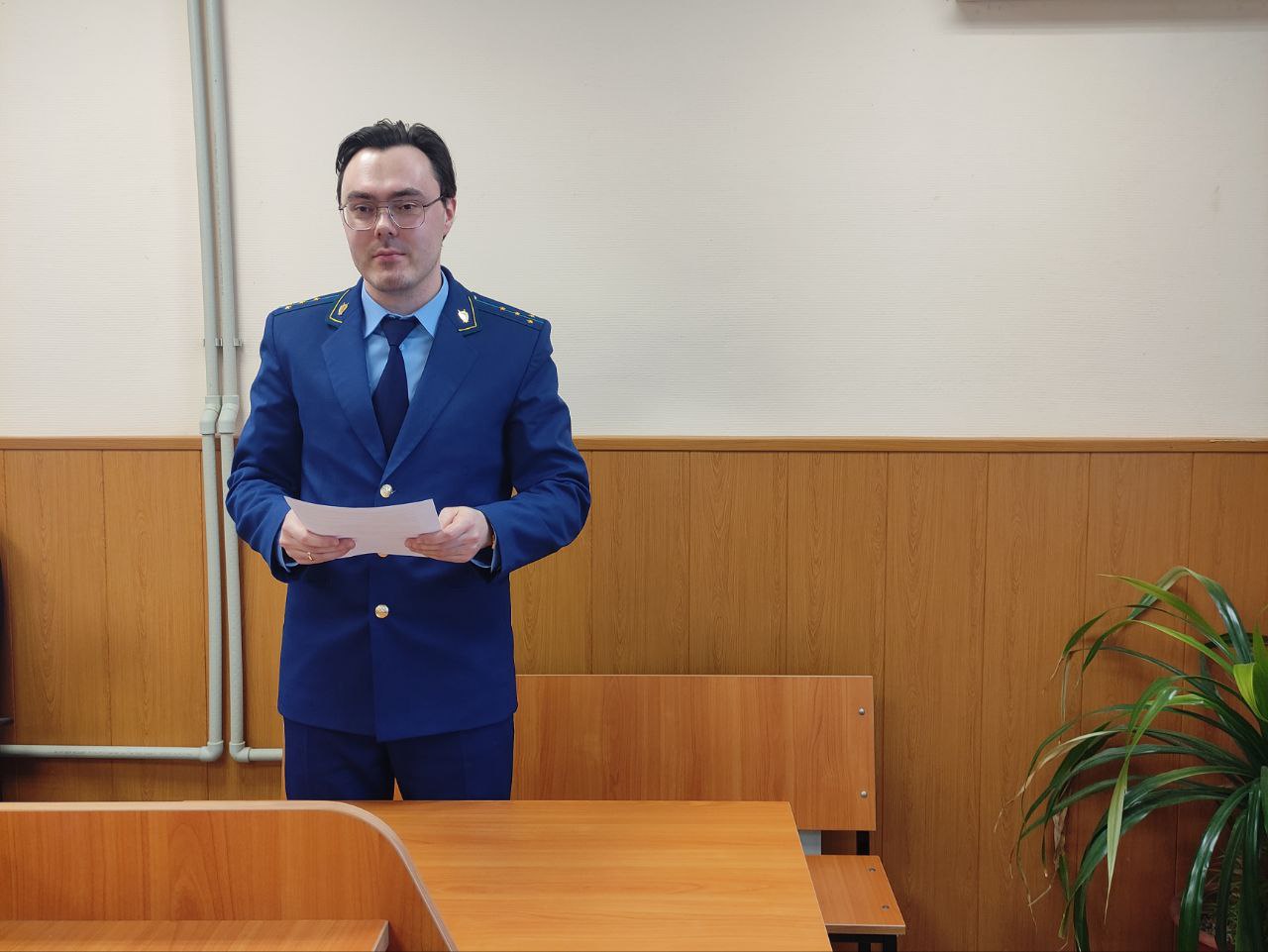 В Саратове вынесен приговор по делу о незаконном хранении патронов  Прокуратура Гагаринского административного района г Саратов поддержала государственное обвинение по уголовному делу в отношении 66 летнего местного жителя        Он признан виновным по ч 1 ст 222 УК РФ незаконные приобретение хранение боеприпасов к огнестрельному оружию Установлено что не позднее мая 2025 года мужчина находясь на берегу речки в СНТ Восход 2000 обнаружил 60 патронов калибра 5 6 мм пригодных для производства выстрелов которые стал хранить у себя дома без специального разрешения В ходе судебного заседания подсудимый вину признал  Суд учитывая позицию государственного обвинителя назначил виновному наказание по совокупности приговоров в виде 1 года 6 месяцев ограничения свободы с лишением права заниматься деятельностью связанной с управлением транспортными средствами сроком на 11 месяцев 18 дней