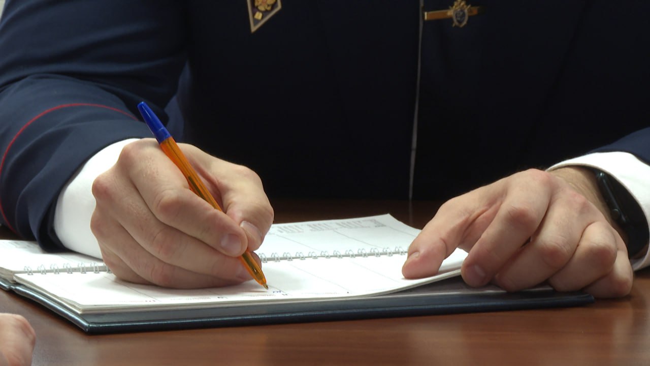 В Волгограде директора стройфирмы обвиняют в мошенничестве более чем на 74 миллиона рублей По данным прокуратуры региона ООО Тамбовская строительная компания в ноябре 2022 года заключила контракты на капремонт корпуса в Волгоградском медколледже и строительство ФАПов в Палласовском Урюпинском и Чернышковском районах Получив аванс руководитель распорядился деньгами по своему рассмотрению а работы так и не проводились Сейчас их завершает новый подрядчик Центральный районный суд рассмотрит уголовное дело Имущество фигуранта стоимостью более 340 тысяч рублей арестовано Подписаться Перейти на сайт MAX