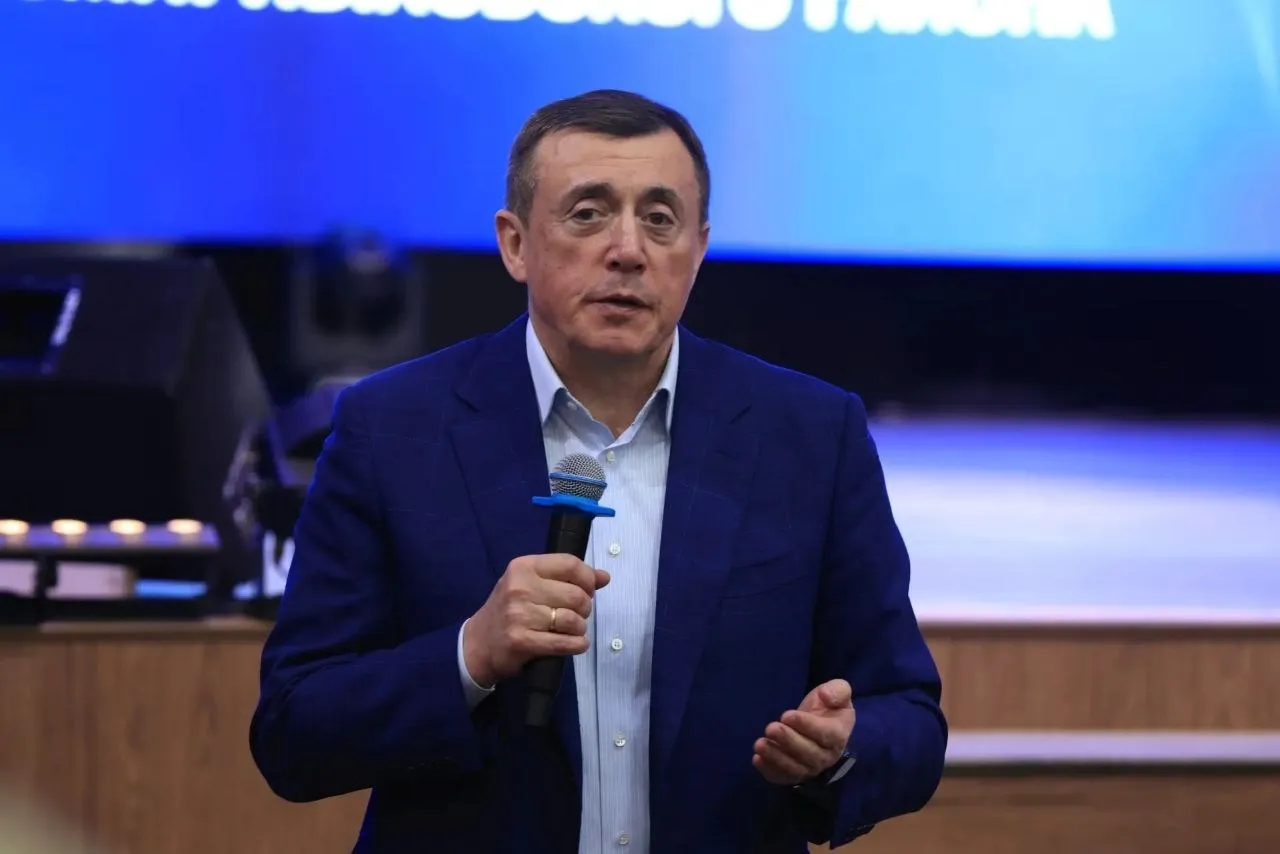 Валерий Лимаренко встретится с жителями Смирныховского района Во вторник 19 мая губернатор Сахалинской области Валерий Лимаренко посетит Смирныховский район В рамках рабочей поездки глава региона проведет встречу с населением Встреча начнется в 14 30 Мероприятие состоится в Центре досуга по адресу Смирных улица Маяковского 9 Перед этим с 13 30 до 14 30 личный прием граждан там же проведут руководители региональных органов исполнительной власти районной администрации и военный комиссар Сахалинской области Также губернатор посетит социально значимые объекты оценит ход строительства многоквартирных жилых домов и объектов благоустройства