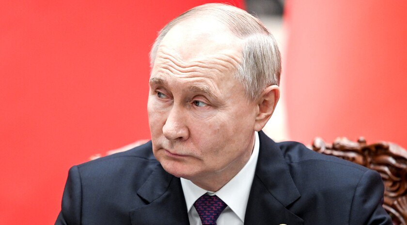 Путин о возвращении иностранных брендов в РФ: «Ничего личного, только бизнес» «Нам нужно посмотреть, кто как себя вел: кто-то нахамил, оскорблял нас. Ну и пускай сидит где-то, Бог с ним. Они сейчас наизвиняются – вот этого точно недостаточно. Нам нужно обязательно смотреть на все эти вопросы с прагматической точки зрения. Выгодно нам, чтобы та или иная компания пришла, значит, ее надо пускать. Ничего личного, только бизнес», - заявил Президент РФ Владимир Путин на встрече с членами «Деловой России». Путин рассказал, что некоторые компании уходили с российского рынка «со слезами» под давлением и теперь представители крупного зарубежного бизнеса обращаются к нему, чтобы вернуться. «Я попросил Правительство поработать на этот счет, выработать определенные условия возврата. Мы, конечно, должны учитывать поведение наших партнеров в предыдущие три года. Ну, разумеется, без этого тоже нельзя, надо по-человечески относиться», - добавил глава государства. Фото: Администрация Президента России , VK и ОК и читайте новости на нашем сайте