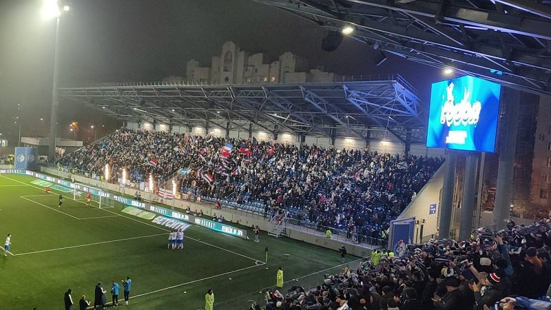 Александр Гусев зарядился энергией Факела после их огненной победы над Спартаком в Воронеже Воронежский губернатор комментируя итог встречи назвал победу Факела очень важной и красивой Спартак сегодня смог забить на стадионе в Воронеже дважды но наши ребята были ещё результативнее Уверен что такой матч понравился болельщикам А их на трибунах опять было больше девяти тысяч И как всегда это была та энергия которая заряжала Факел все 90 минут написал глава региона в своём телеграм канале Он поблагодарил воронежскую команду за прекрасный настрой на всю рабочую неделю и заявил что ждёт новых побед от огнеопасных Блокнот Воронеж в МAХ Подпишись