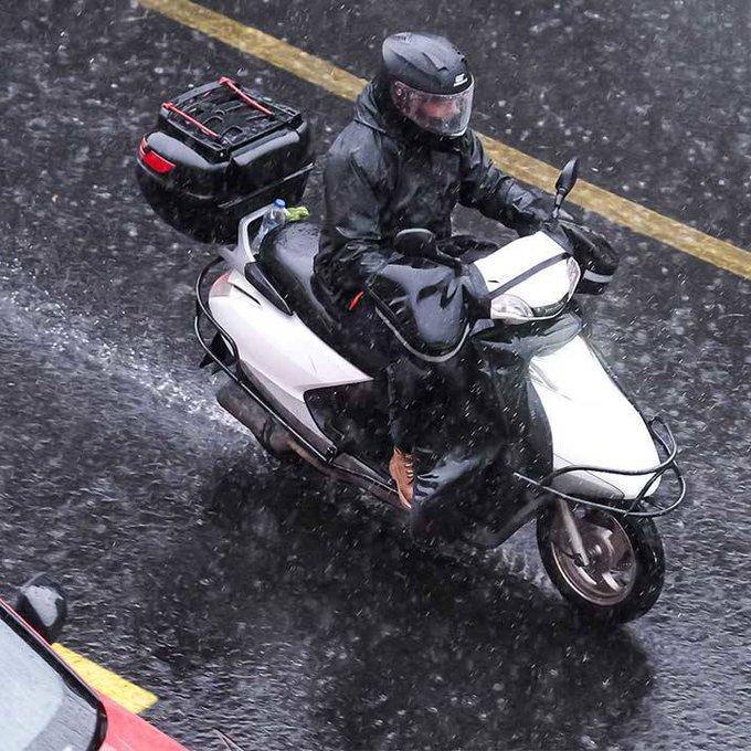 Часть курьеров в Турции заявила что не согласна с повышением тарифов введённым с начала года По их словам объявленные цифры не отражают реальных доходов поэтому они планируют не выходить на работу 18 19 и 20 января В эти дни возможны перебои с доставкой Сервисы доставки сообщают что курьеры могут зарабатывать до 30 тысяч лир в неделю при большом количестве заказов Однако сами курьеры утверждают что на практике их доходы остались на уровне прошлого года Курьеры работают без фиксированного графика и сами покрывают все расходы топливо обслуживание мотоцикла страховку налоги и взносы BAĞ KUR В среднем за день они проезжают около 200 км тратя значительную часть заработка на бензин Важно отметить что к акции присоединятся не все Часть курьеров продолжит работать но доставка в некоторых районах может быть задержана