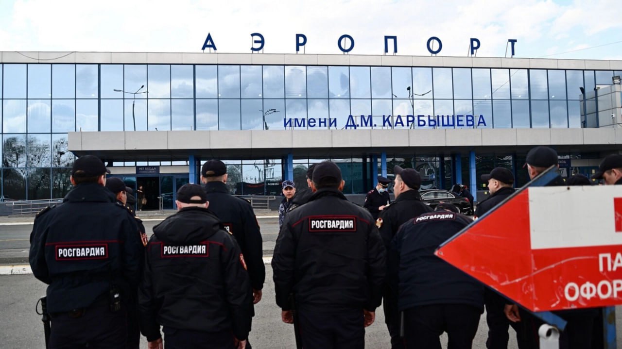 Из Уфы не могут вылететь более 570 тысяч человек Полмиллиона жителей Башкирии оказались в списке «невыездных» из-за долгов — об этом 19 июня сообщили в региональной службе судебных приставов. Причина — не только алименты или кредиты: даже штрафы и ЖКХ могут сорвать отпуск. Если задолженность превышает 10 000 ₽, вас могут остановить прямо в аэропорту. Чтобы избежать неприятностей, приставы советуют заранее проверить себя на портале Госуслуг или в «Банке данных исполнительных производств» на сайте ФССП.