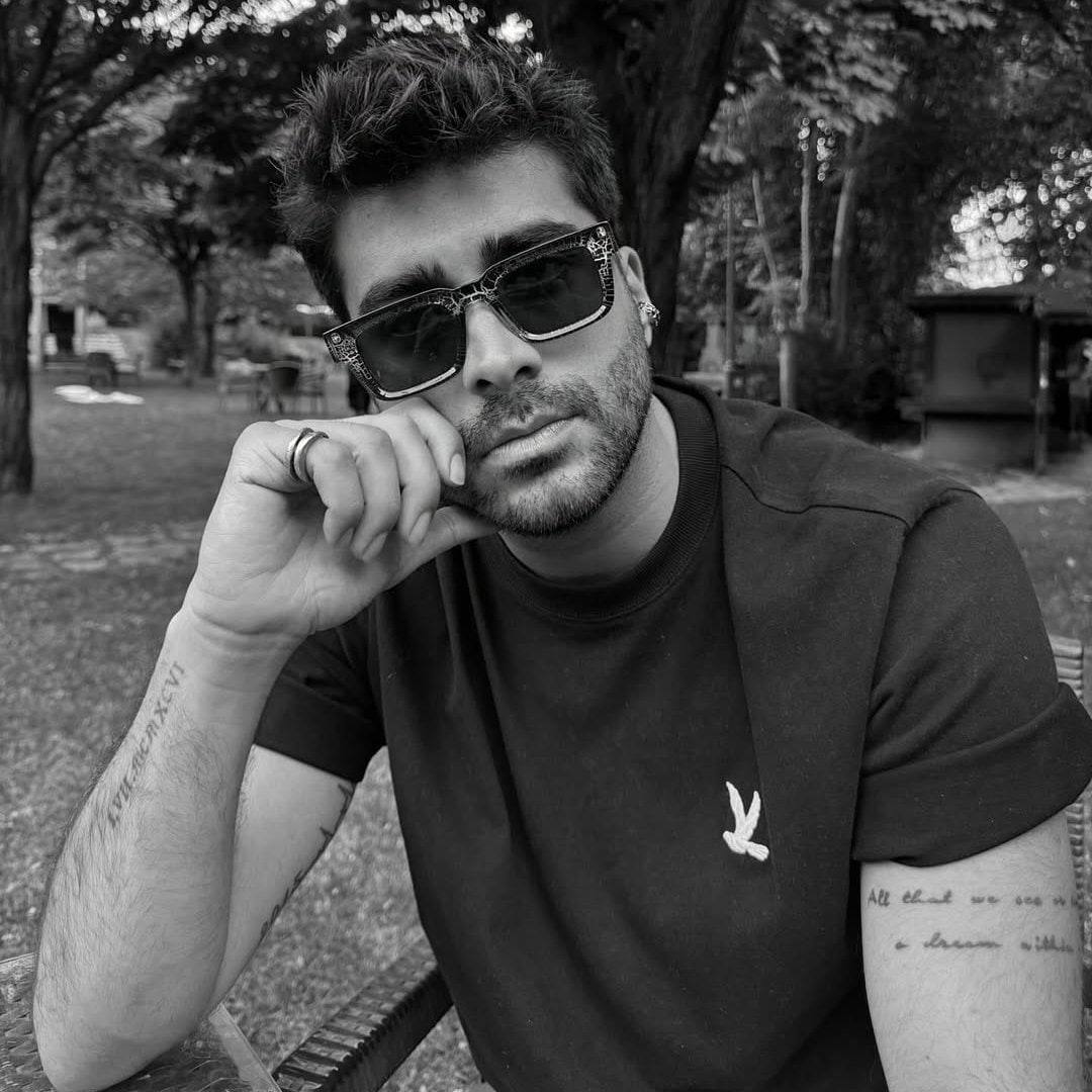 Турецкий актер Догукан Гюнгёр известный по главной роли в сериале Клюквенный щербет задержан полицией Стамбула в рамках расследования прокуратурой дела о приобретении хранении и употреблении наркотиков сообщило надзорное ведомство Всего задержаны 23 человека в том числе деятели культуры и блогеры К настоящему времени в рамках расследования дела под стражу взяты 36 человек В декабре сообщалось о задержании главного редактора турецкого телеканала Habertürk Мехмета Акифа Эрсоя актрисы Эзги Эйюбоглу известной по сериалу Великолепный век а также президента турецкого футбольного клуба Фенербахче Садеттина Сарана после положительного теста на наркотики