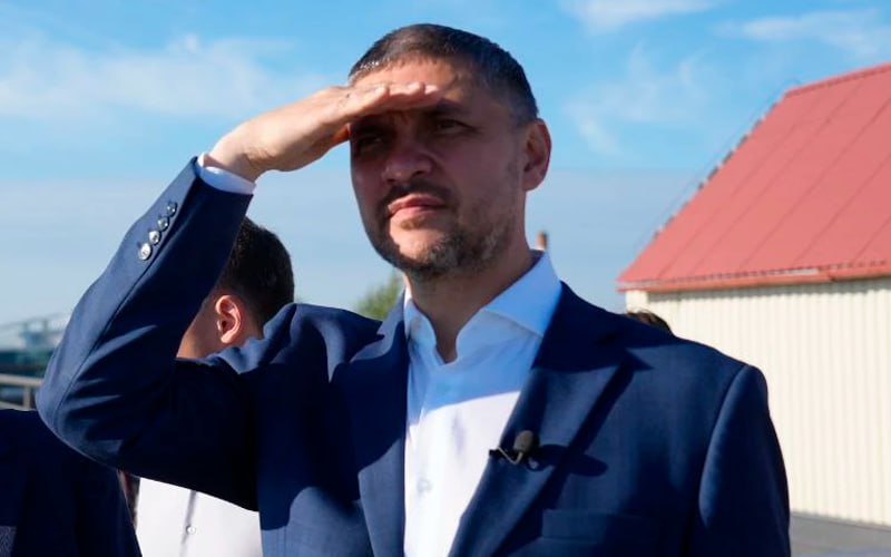 Забайкалье попросило помощи у властей РФ из за дефицита бензина Губернатор Забайкальского края Александр Осипов на фото пожаловался в правительство РФ на проблемы с топливом в регионе Он обратился к премьер министру России Михаилу Мишустину сообщили в министерстве экономического развития края сайту Чита ру По информации министерства основной причиной дефицита топлива на отдельных АЗС это задержка уже купленного товара с заводов Такая ситуация сейчас в большинстве регионов России даже в тех на территории которых расположены нефтеперерабатывающие заводы У нас же основные поставки проходят с Ачинского и Ангарского НПЗ Министерство экономического развития в еженедельном режиме встречается с нефтесбытовыми компаниями осуществляется точечное решение их проблем взаимодействуем с заводами и ускоряем отгрузку связываемся с РЖД ускоряем продвижение вагонов Проблемы с доступностью бензина АИ 92 отмечаются на заправках сетей Корс и БРК Подписаться Прислать новость Помочь бустами