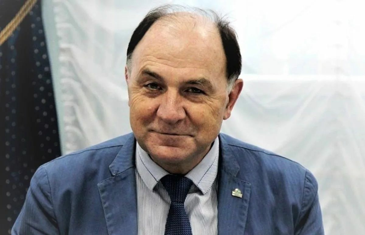 Губернатор Владислав Шапша предложил присвоить звание Почетный гражданин Калужской области Юрию Зельникову который уходит в отставку с должности уполномоченного по правам человека Завтра на заседании Законодательного Собрания этот вопрос будет рассмотрен и судя по всему решен положительно Юрий Иванович работал уполномоченным по правам человека 23 года и объявил о досрочном сложении своих полномочий неделю назад в день своего рождения ему исполнилось 73 года Заслуги Зельникова перед регионом весомы он автор более ста научных трудов соавтор трех учебников и автор нескольких биографических книг депутат двух созывов Законодательного Собрания Но более всего он запомнился как искренний и смелый защитник прав граждан с глубокой эмпатией к ним с сочувствием их бедам Как мы ранее уже сообщали новым уполномоченным по правам человека в регионе станет бывший министр внутренней политики региона Олег Калугин Не грузит телеграм Подписывайся на наш канал в MAX