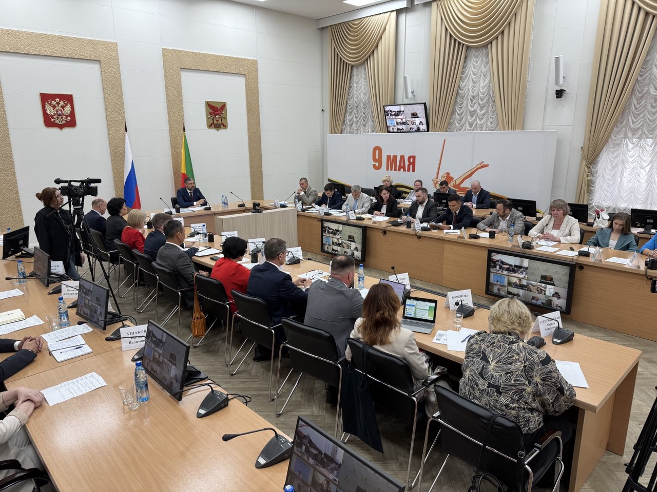 Пострадавшие в первом паводке в Забайкалье получают выплаты Выплаты по результатам оценки ущерба, полученного в результате первого паводка в Забайкалье, поступают на счета пострадавших. Из общего числа забайкальцев восьми денежные выплаты поступят в течении 15 июля. Об этом сообщили во время оперативного совещания в правительстве Забайкальского края 14 июля. «По паводкам, прошедшим 2 и 5 июля, в Карымском и Читинском округах выплаты – более 15 тысяч и 78 тысяч рублей, должны были пройти 232 забайкальцам, 224 из них выплаты получили, еще восемь жителей Читинского округа, которые получили ущерб, средства получат в срок до 15 июля включительно. Там возникли вопросы только с определением счетов», - сообщили во время оперативного совещания. Как подчеркнул губернатор Забайкалья Александр Осипов, с 14 июля необходимо перейти к стандартной практике работы: комиссии должны приступить к работе, все заинтересованные лица должны быть надлежащим образом уведомлены, информация должна предоставляться официально и своевременно. «Важно не только ликвидировать последствия паводков, но и максимально подготовиться к возможным повторным наводнениям. Ответственность за жизни и здоровье людей лежит на нас», — заявил Александр Осипов. Подписывайтесь: