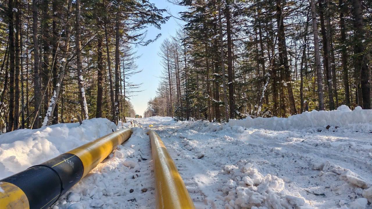 Циклон не повод останавливать работы! Газификация Поронайского района Сахалинской области продолжается круглосуточно и при любых условиях.     Предполагается, что в ближайшее время газопроводы, протяженность которых составит более 60 километров, будут проложены ко всем населенным пунктам района. Сейчас укладка активно ведется на участке между селами Восток и Вахрушев.     Вместе с этим в регионе продолжаются работы по переводу котельных на природный газ. В Поронайском округе началась модернизация центральной районной котельной и возведение котельной № 5, а в селах Гастелло и Леонидово стартовало строительство новых объектов теплоснабжения.    Уже более 650 жителей Поронайского района подали заявки на подключение к системе газоснабжения. Размер компенсации за установку внутридомового газового оборудования и покупку газовых приборов для льготных категорий граждан увеличен до 180 тысяч рублей.    На днях министр энергетики Сахалинской области Дмитрий Куварин рассказал в эфире телеканала «ОТВ» о догазификации региона.  #газификация #догазификация #строительство #Сахалинская_область