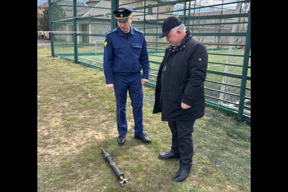 В Дагестане пострадал студент после того, как парни решили вскрыть учебный боеприпас болгаркой  Происшествие случилось в махачкалинском колледже, который находится по проспекту Насрудинова, 54, а. Там студенты на занятии должны были разобрать учебный боеприпас. Сделать это парни решили необычным способом. Неподалеку работал слесарь, у которого учащиеся попросили болгарку.   С помощью этого инструмента они попробовали вскрыть снаряд и повредили его стартовый запал. Болгарку заклинило, боеприпас отлетел и ударил по ногам студента.  18-летнего пострадавшего сразу же отвезли в больницу. Его жизни ничего не угрожает.  Сейчас обстоятельства произошедшего выясняют правоохранители.  Прокуратура Дагестана и республиканское управление Следкома начали проверки.    «ВКонтакте» и в «Одноклассниках», чтобы быть в курсе самых интересных новостей Кавказа.  Фото: прокуратура Дагестана.   -канал АиФ-Северный Кавказ