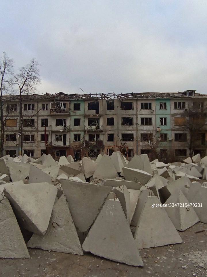 В сеть попали фотографии очередного распила денег на укреплениях в Мирнограде.   Если одни украинские чиновники тратят деньги на обустройство дорог на территориях, которые уже не контролируют, то другие покупают противотанковые треугольники и просто сваливают их кучами.    Южный рубеж