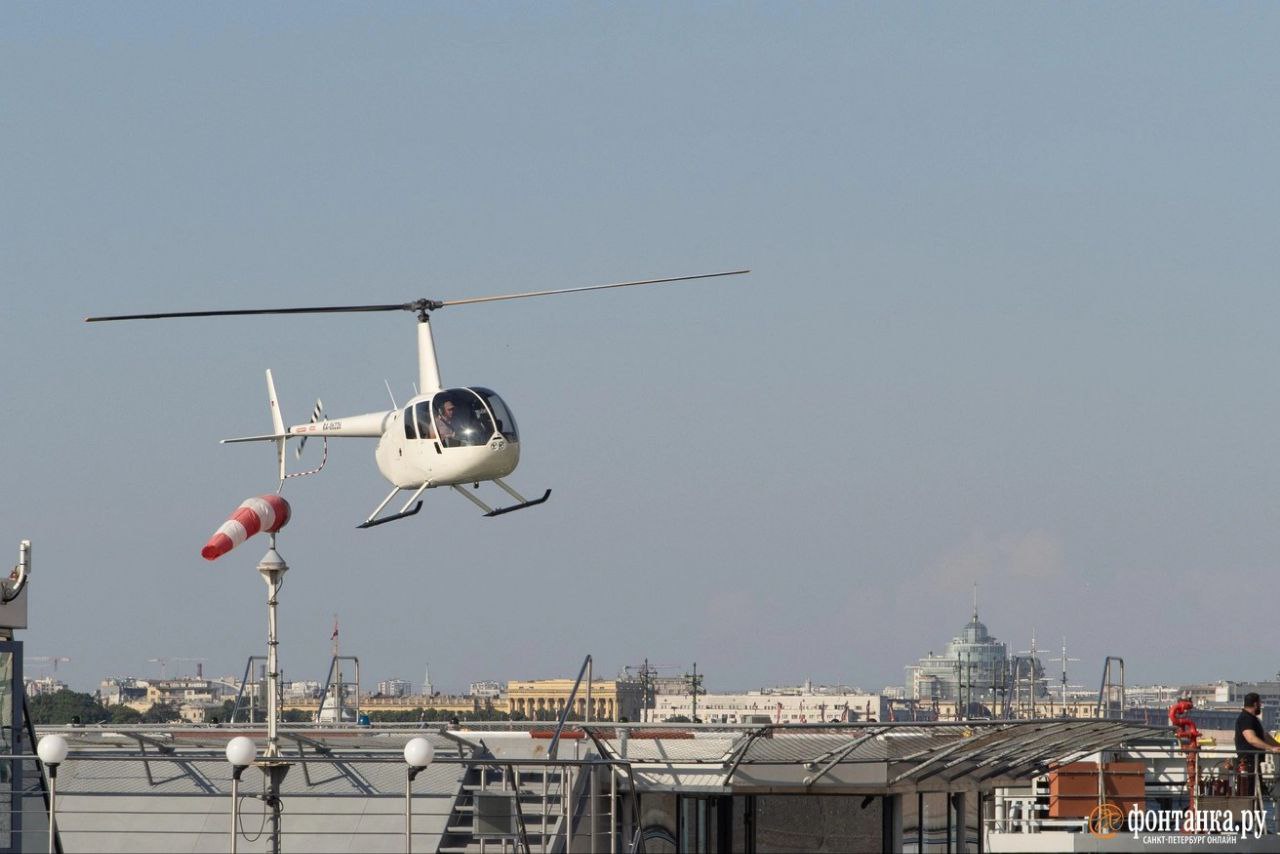 Беспилотное аэротакси начали тестировать в Самарской области В тестовом режиме сейчас экспериментируем с аэротакси Я сам летал но больше на полигоне не над рекой Между Самарой и Тольятти шикарная Волга национальный парк Самарская Лука Сейчас доехать из центра в центр занимает 1 5 2 часа на аэротакси это будет 20 минут Но это будут 20 минут над красивейшим нацпарком Это и туризм и бизнес туризм сообщил ТАСС губернатор Вячеслав Федорищев Глава региона сообщил что само изделие аэротакси по консервативной оценке будет стоить около 50 млн рублей Но при этом добавленная стоимость колоссальная это меняет экономику городов меняет экономику кооперации городов подчеркнул он По мнению Федорищева развитие аэротакси сделает крупнейшие города региона Самару Тольятти и Сызрань не просто агломерацией а единым экономическим пространством для жизни работы и учебы По его словам сроки реализации проекта 5 10 лет при условии успешной работы в этом направлении и чистого неба при котором полеты разрешены PROtransport