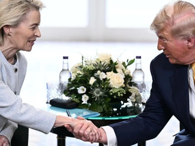 Европейский союз не сможет выполнить обещание данное президенту США Дональду Трампу инвестировать $600 млрд в экономику страны. Издание Politico сообщает, что средства будут поступать не от государства, а из частного сектора, на который Брюссель не имеет влияния. Высокопоставленный чиновник Еврокомиссии отметил, что все зависит от решений частных компаний, и выразил скептицизм относительно возможности достижения такого уровня инвестиций.