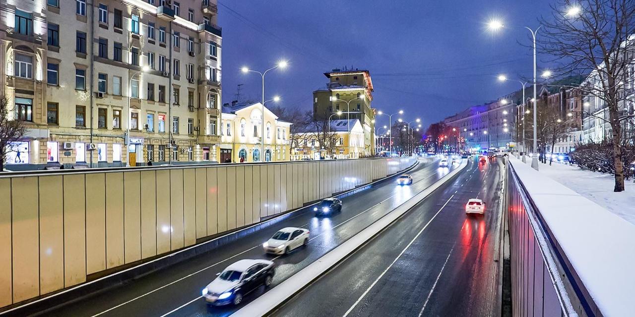 В ближайшие часы и до конца суток в разных районах Москвы возможен гололед из-за ледяного дождя, на дорогах образуется гололедица.  Просим пешеходов быть внимательными и осторожными на улицах. Водителям следует отказаться от резких маневров и строго соблюдать дистанцию на дорогах.      -канал «Город Москва».