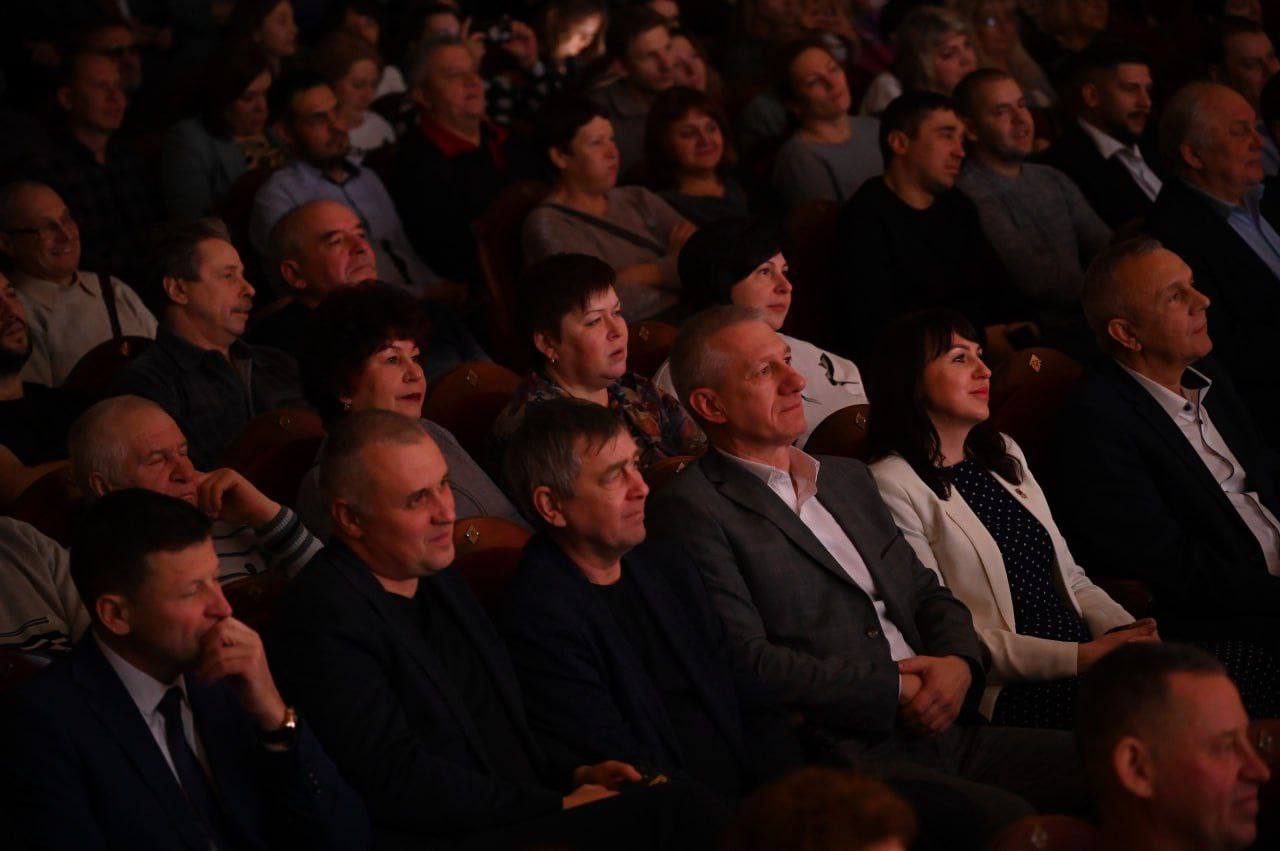 В преддверии Дня энергетика в Гортеатре торжественно поздравили специалистов, чья профессия является самой теплой и светлой.   Труд работников ресурсоснабжающих организаций Серпухова отметили почетными грамотами и благодарственными письмами муниципалитета, Министерства энергетики Московской области, Совета депутатов округа.   Инженеры, слесари, сварщики, мастера, диспетчеры и экономисты – настоящие профессионалы. Все организации идут в ногу со временем, обеспечивая необходимыми ресурсами жителей, предприятия.  Главная цель – бесперебойная работа, к которой специалисты всегда стремятся.  Спасибо, что справляетесь со сложнейшими механизмами и коммуникациями, играете важную роль в развитии энергетической системы нашего округа и всей страны.  Крепкого здоровья, безаварийных смен, стабильной работы! Пусть тепло и свет будут не только в домах, но и Ваших семьях.