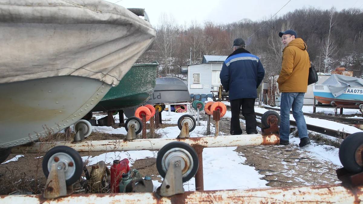 «Нептун» не готов отчаливать  Арбитражный суд рассматривает спор между администрацией Нижнего Новгорода и общественной организацией владельцев речных маломерных судов  ООВРМС  «Нептун-Пр».  Власти считают, что договор аренды земли под лодочной станцией площадью 0,9 га давно расторгнут в одностороннем порядке и просят освободить участок, демонтировав постройки.  Общественная организация лодочников полагает, что расторгнуть договор администрация могла только при нарушении условий аренды, либо по соглашению сторон, чего не было.  Представители «Нептун-Пр» заявили встречный иск к городским властям о признании договора действующим. Участники организации высказывают мнение, что интерес к станции возник после того, как территория попала в зону разрешенной капитальной застройки.  Основное заседание по иску ожидается 3 апреля.  Фото: Роман Яровицын, Коммерсантъ    Подписывайтесь на «Ъ-Приволжье» Оставляйте «бусты»