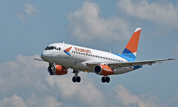 Пассажиры обвинили «Азимут» в умышленном поджоге SSJ100 ради страховки  Шесть пассажиров загоревшегося в ноябре лайнера SSJ100 в Турции обвинили авиакомпанию «Азимут» и двух пилотов в умышленном поджоге самолета ради получения страховых выплат, а также в попытке убийства. Об этом сообщает РБК со ссылкой на телеканал Oda TV.  Иск против компании, пилота и второго пилота SSJ100 подали россияне, проживающие в Анталье. Воздушное судно выполняло рейс из Сочи в этот турецкий город.  Лайнер загорелся в аэропорту Антальи вечером 24 ноября в результате грубой посадки при неблагоприятных погодных условиях. На борту находились шесть членов экипажа и 89 пассажиров. Их благополучно эвакуировали. Ущерб для авиакомпании оценили в 2-3 млрд руб., говорил источник на страховом рынке, поскольку произошла «полная гибель самолета».  aviaru.net/n279114