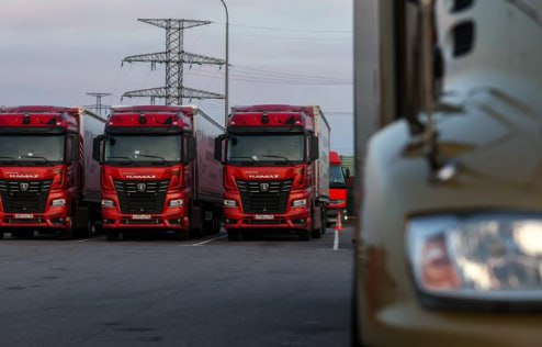 На трассах М 11 и ЦКАД будут ездить беспилотные грузовики без водителя В эксперименте теперь задействованы 13 регионов России Беспилотные грузовики без водителя будут ездить на трассах М 11 Нева и ЦКАД в рамках продления правительством РФ срока действия экспериментального правового режима по эксплуатации высокоавтоматизированных транспортных средств Накануне кабмин опубликовал постановление о продлении срока действия экспериментального правового режима в рамках проекта Беспилотные логистические коридоры по эксплуатации высокоавтоматизированных транспортных средств до 12 ноября 2028 года Теперь в рамках ЭПР будут эксплуатироваться ВАТС не только с водителем в кабине 1 категории но и без него 2 категории Утверждены требования к безопасности беспилотников и определен порядок их оценки испытательными лабораториями организациями которые будут выдавать сертификат соответствия ВАТС подтверждать что машина безопасна сообщили в Минтрансе Как отметили в ведомстве в эксперименте теперь задействованы 13 регионов Москва Санкт Петербург Московская Ленинградская Новгородская Владимирская Нижегородская Свердловская Тверская области Пермский край а также Республика Башкортостан Республика Татарстан и Чувашская Республика