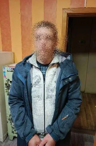 Помогал чистить снег а потом ограбил в Петропавловске задержали мужчину напавшего на 78 летнюю пенсионерку Утром 12 апреля злоумышленник разбил окно в частном доме применил насилие и похитил у пожилой женщины более 20 тысяч рублей телефон и золотые украшения Потерпевшая его узнала ранее он несколько раз чистил её двор от снега за плату В тот день пришёл рано попросил телефон получил отказ разозлился и влез в дом Полиция задержала его по ориентировке Судимый мужчина сознался украшения и телефон изъяли деньги успел пропить Возбуждено дело о грабеже мужику грозит до 7 лет колонии TG замедляют Видосы и оперативные новости смотри в нашем MAX