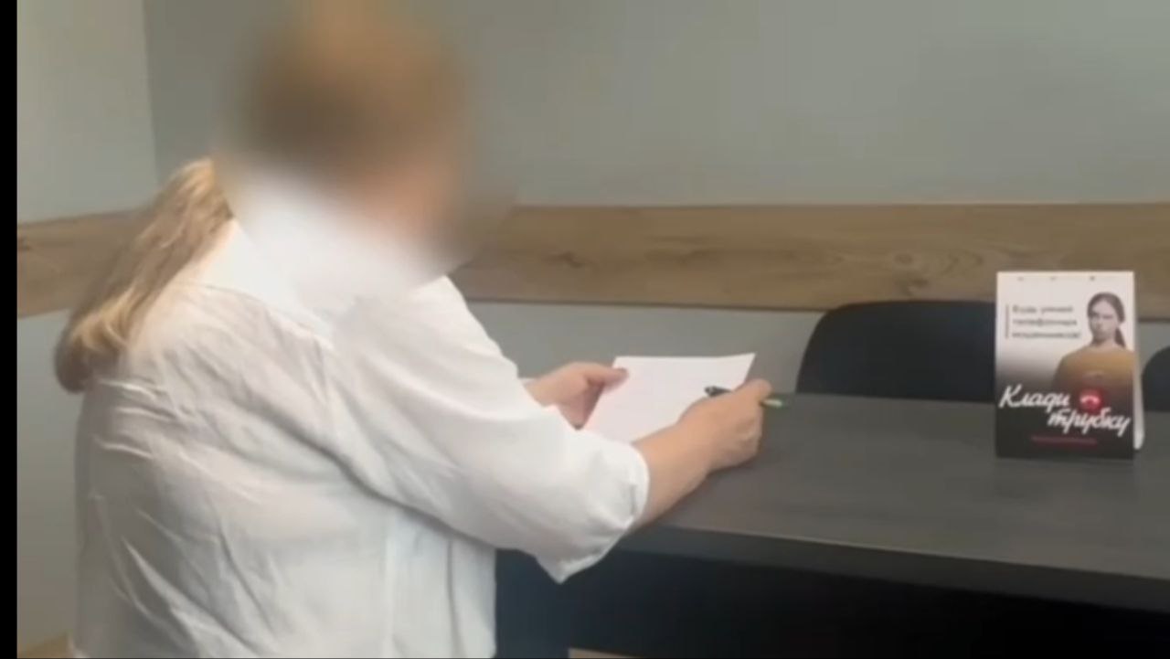Пенсионерка чуть не отправила мошенникам 8 млн Сбережения женщины спасла соседка. Она вызвала полицию. Схема мошенников была простой - жительнице Геленджика позвонили на телефон и сказали, что ей пришла посылка. Чтобы получить ее, надо было продиктовать код из смс, что она и сделала. Затем аферисты стали запугивать пенсионерку и утверждать, что она стала соучастницей экстремистской организации и ее финансы под угрозой. Чтобы защитить их, надо было перевести деньги на безопасный счет. Пенсионерка побежала в банкомат. На счастье ее перехватила соседка и не дала совершить ошибку.
