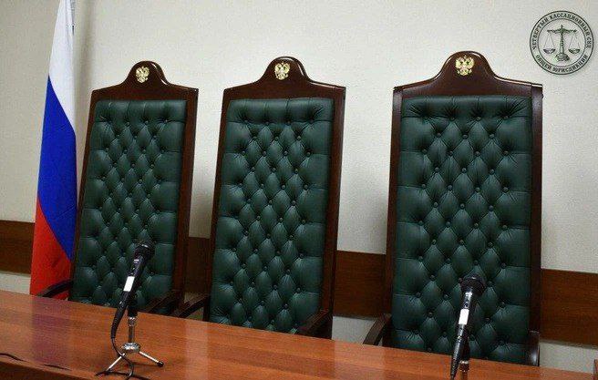 Экс судью из Сочи лишили статуса и пожизненных выплат Квалификационная коллегия судей Краснодарского края прекратила отставку бывшего судьи Центрального районного суда Сочи Владимира Бахметьева а также его коллеги из Краснодара Рустема Трахова Как сообщили в пресс службе судов региона уже после их ухода выявили нарушения допущенные при исполнении полномочий а также деятельность несовместимую со статусом судьи Прекращение отставки означает лишение звания судьи гарантий неприкосновенности и права на пожизненное содержание