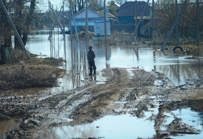 Рост уровней воды продолжается на реках  По данным мониторинга водных объектов Республики Саха  Якутия , на реках региона наблюдается разнонаправленная динамика уровней воды. на реке Лена продолжается понижение уровней воды, когда на Алдане в верхнем течении заметен рост уровня на 0,1-0,4 метра в сутки, а на участке Усть-Миль – Батамай спад на 0,2-0,6 метра в сутки.   В притоки Алдана  Тимптон и Учур  происходит формирование дождевого паводка с подъемом до 2,5 метра за сутки, на реке Вилюй зафиксировано преимущественно понижение уровней, ожидается рост на участке Верхневилюйск – Вилюйск.  На реке Марха заметен значительный подъем на 5-80 сантиметров в сутки, на реке Анабар - резкий рост уровня на 3,2 метра у гидропоста Саскылах. На реке Яна и притоках подъем уровней составляет 10-50 сантиметров в сутки, а на Колыме у поселка Зырянка ожидается дополнительный подъем на 65-85 сантиметров к 3 июля.   Фото: Рукавицын Олег