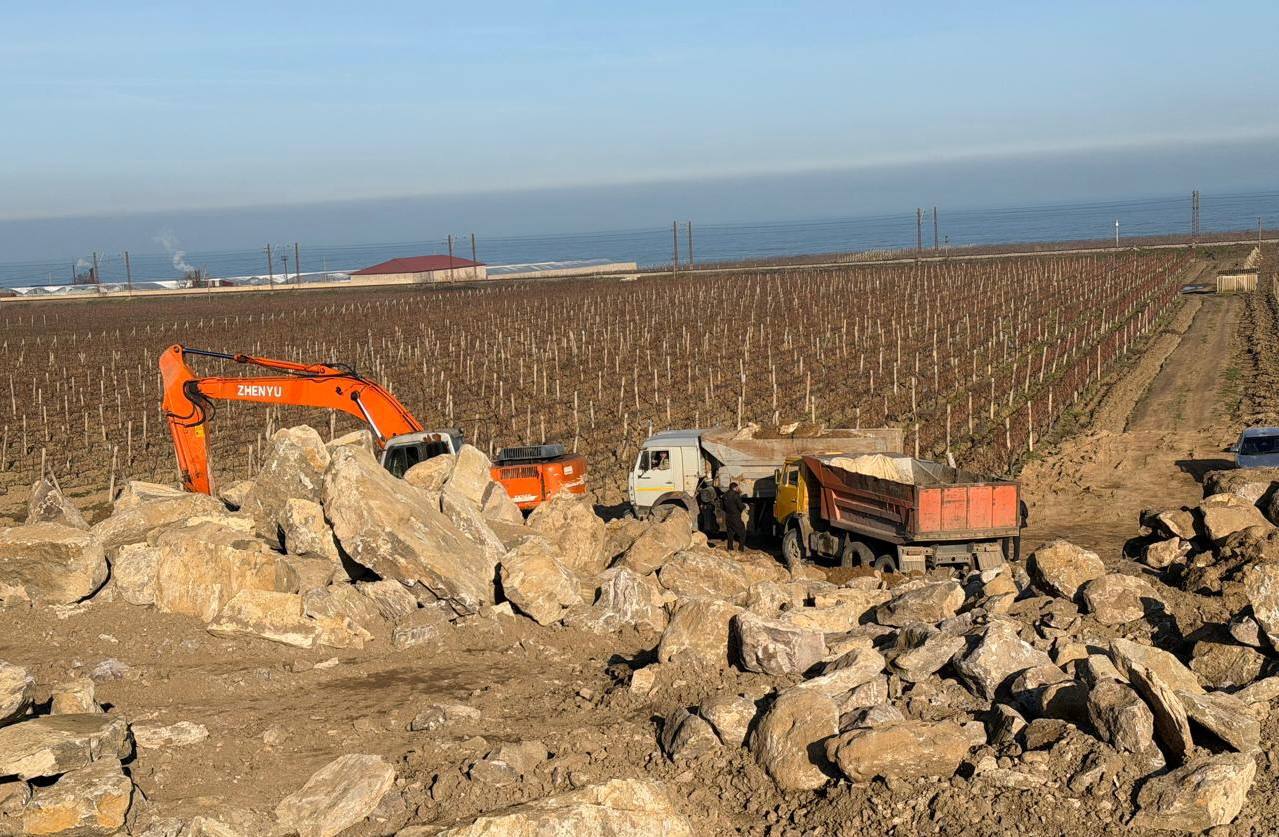 В Дагестане выявлен факт незаконно добычи природных ископаемых Сотрудники Управления государственного геологического надзора Минприроды РД совместно с Отделом Министерства внутренних дел России по Каякентскому району на административной территории Каякентского района выявлен факт незаконной добычи каменных глыб На месте происшествия обнаружено и задержано три единицы техники В отношении нарушителей возбуждены административные производства