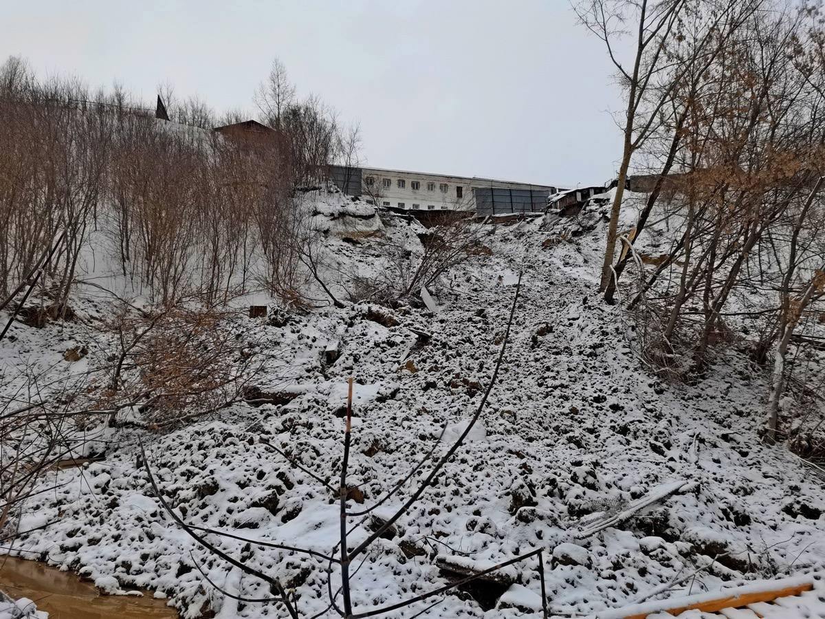 В Тобольске из-за оползня на склоне Вершинного лога частично обрушился забор женской исправительной колонии № 13.  По данным регионального УФСИН, пострадавших нет.   «Ситуация находится под контролем соответствующих служб, которые принимают все необходимые меры для обеспечения безопасности», – говорится в сообщении информационного центра правительства Тюменской области.  Фото: группа «ЧП Тюмень» в соцсети «ВКонтакте»