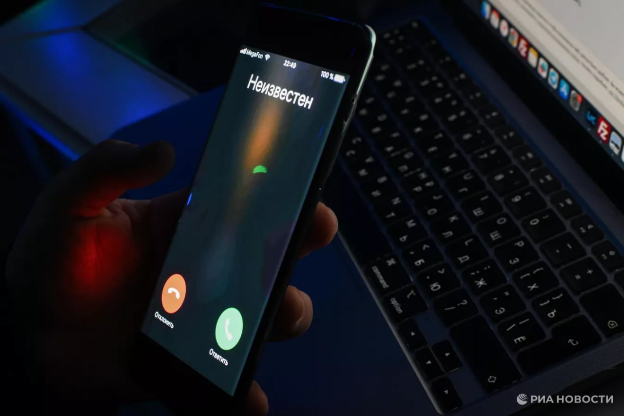 Мужчина в возрасте 35 44 лет со средним доходом склонный к спонтанным тратам и без детей таков типичный портрет потенциальной жертвы звонков мошенников в предновогодний период рассказали РИА Новости в сервисе Защитник МТС В суете подготовки к празднику злоумышленники часто используют схемы связанные с доставкой подарков выгодными предложениями от якобы служб поддержки маркетплейсов и другие В сервисе напомнили о необходимости быть бдительными не сообщать личные данные и коды из SMS по телефону не спешить и использовать только официальные каналы связи со всевозможными службами Подписаться на РИА Новости экономика Все наши каналы