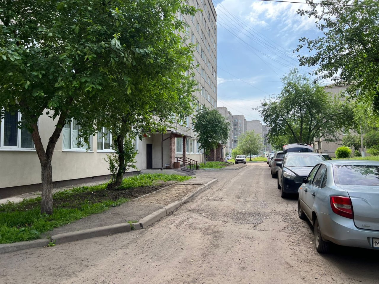 В Зелёной Роще в этом году отремонтируют почти 1,5 км коллектора Он был построен в 1960-е годы, в 90-е коммуникации были брошены, и сейчас их износ сетей на некоторых участках достигает 98%. Реконструкция началась в 2017 году. В этом в порядок приведут очередной отрезок. В подземном сооружении отремонтируют два сектора и заменят сети тепло- и водоснабжения, а также канализации вблизи домов на Тельмана, 31-43, Комарова, 3, 5, 6, 7, 7а, 8 и в близи детсада № 148, а также на Ульяновском проспекте 26-30. Это 1,43 км самого коллектора, 1,5 км труб водоснабжения, 1,3 км сетей канализации и 167 метров сетей теплоснабжения. Сегодня, 4 июля, с подрядчиком ООО «КрасРСК» был подписан контракт. Работы организация должна завершить до конца года. Фото: мэрия Красноярска