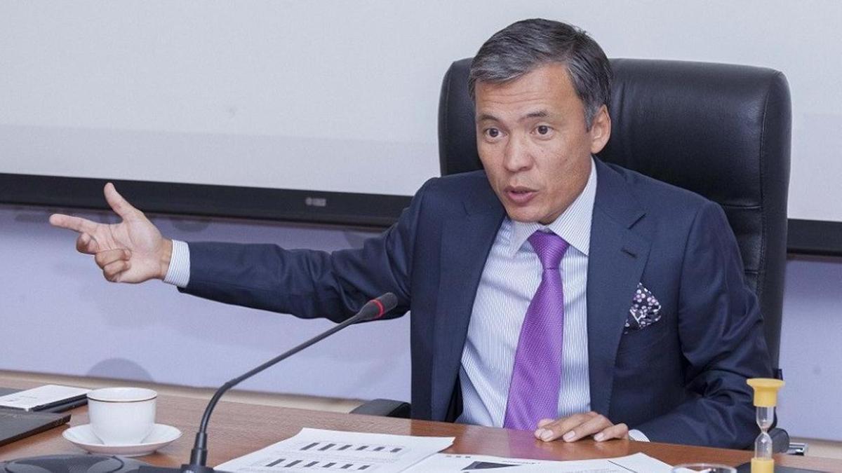 Суд отменил решение по Жомарту Ертаеву Судебное постановление об освобождении экс банкира Жомарта Ертаева отменено Об этом заявил депутат мажилиса Абзал Куспан Искренне благодарю Генеральную прокуратуру РК прокурора и суд Алматинской области а также журналистов которые первыми подняли этот вопрос написал депутат в Facebook Депутат Ермурат Бапи рассказал что Абзал Куспан подал протест в Генеральную прокуратуру РК выступая против решения об освобождении экс банкира Его требование было удовлетворено и по протесту прокуратуры Жомарт Ертаев вновь будет взят под стражу 3 сентября Комитет уголовно исполнительной системы МВД подтвердил что Жомарт Ертаев ранее осужденный за хищение 144 млрд тенге из Bank RBK был освобожден Он отбывал наказание в учреждении УИС в соответствии с судебным приговором Экс топ менеджер ряда банковских организаций Жомарт Ертаев в марте 2018 года был объявлен в международный розыск В мае того же года его задержали в Москве по запросу казахстанского бюро Интерпола В марте 2019 года Ертаева экстрадировали в Казахстан В ноябре 2020 года суд признал Ертаева виновным в хищении 144 млрд тенге из Bank RBK где он занимал должность советника председателя совета директоров Он способствовал выдаче кредита на сумму свыше 80 млн фиктивной компании В ходе судебного разбирательства Ертаев полностью признал вину Всего по делу о хищениях в Bank RBK осудили 36 человек В марте 2021 года Ертаева осудили по другому делу связанному с хищением средств из Bank RBK Qazaq Banki и Евразийского банка Деньги выводились через поддельные зерновые расписки не подкрепленные реальными активами Ертаев получил 9 лет лишения свободы а также были осуждены четыре его соучастника В том же марте 2021 года по первому делу суд смягчил наказание Ертаеву сократив срок с 11 до 9 лет   t me chinovnik kz