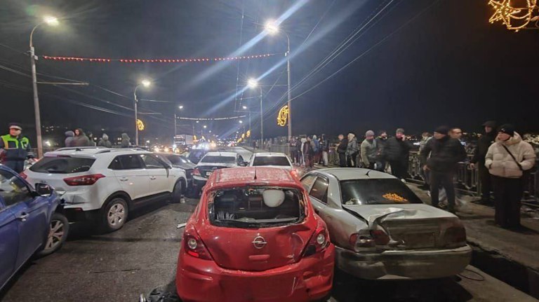 ГИБДД: в Брянске на проспекте Московском в ДТП попали 15 автомобилей     Полиция проводит проверку. Устанавливаются все обстоятельства и причины произошедшего. ƃℾ   подписаться  прислать новость