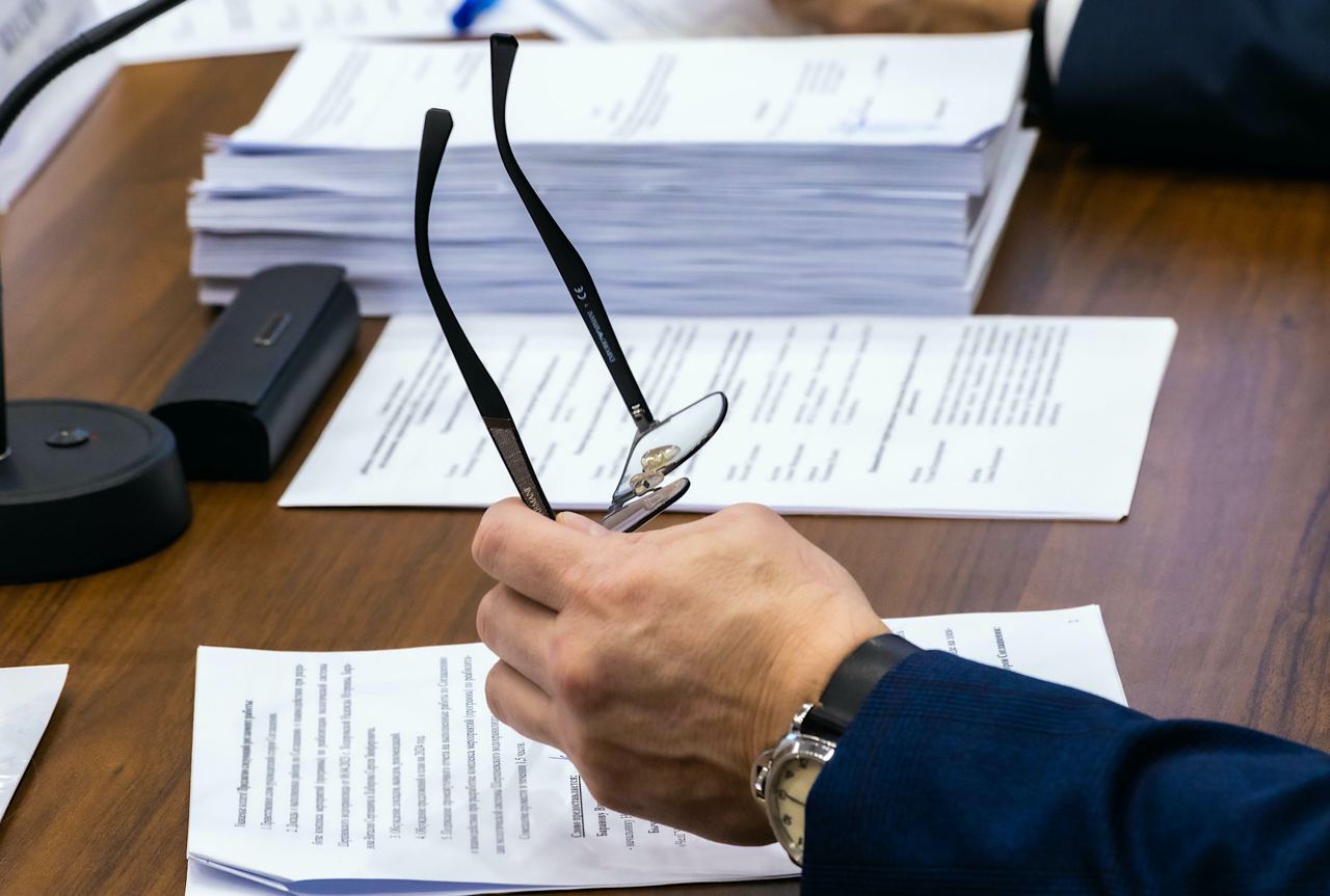 Налоговое свидетельство отменят в 2026 году в Челябинской области С 1 января 2026 года свидетельства о постановке на учет в налоговых органах перестанут выдавать в Челябинской области Вместо них начнут использовать выписку из Единого государственного реестра налогоплательщиков ЕГРН Этот электронный документ будет иметь такую же юридическую силу как и бумажная версия Его нужно подписывать усиленной квалифицированной электронной подписью Нововведение позволит сократить число бумажной волокиты и упростит взаимодействие челябинцев с налоговыми органами им даже не придется посещать отделения При этом ранее полученное свидетельство о постановке на учет будет действительно и сохранит свою юридическую силу Выписка из ЕГРН будет включать ФИО гражданина дату рождения и идентификационный номер налогоплательщика ИНН Получить ее можно несколькими способами Подписаться на vecherchel   Голосовать за канал