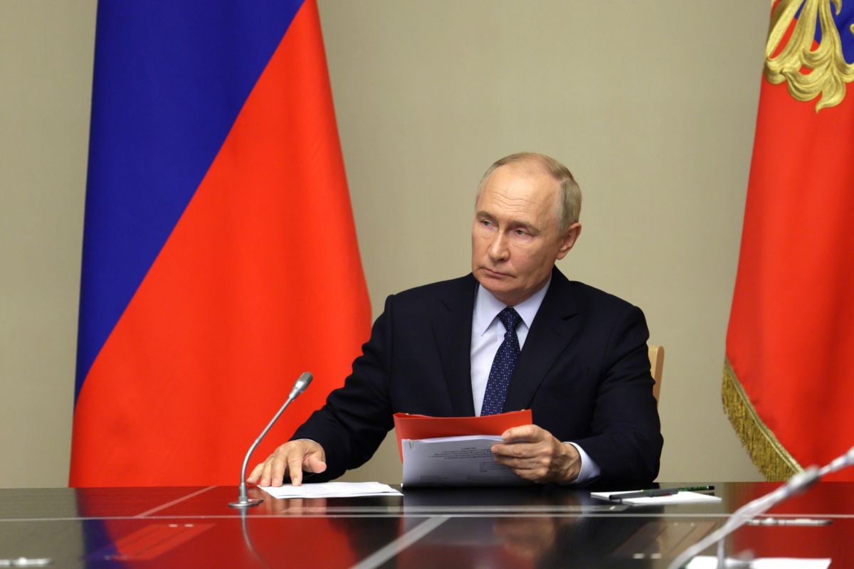 Владимиру Путину доверяют почти 80% россиян.  Президенту России доверяет 78,4% граждан страны, следует из данных ВЦИОМ. Уровень одобрения деятельности президента за прошлую неделю составил 74,7%.  Деятельность премьера Михаила Мишустина положительно оценивают 51,2% опрошенных, а правительства РФ — 49,5% респондентов.  Согласно данным социсследования, из партий наибольший электоральный рейтинг имеет «Единая Россия» — 33,7%, далее идет ЛДПР — 10,3% и КПРФ – 9,5%.
